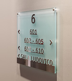 Línea de señalización en cristal grabado, con letras en relieve