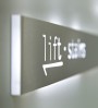 Línea de señalización de metal o plexiglas con caracteres estarcidos y tecnología LED